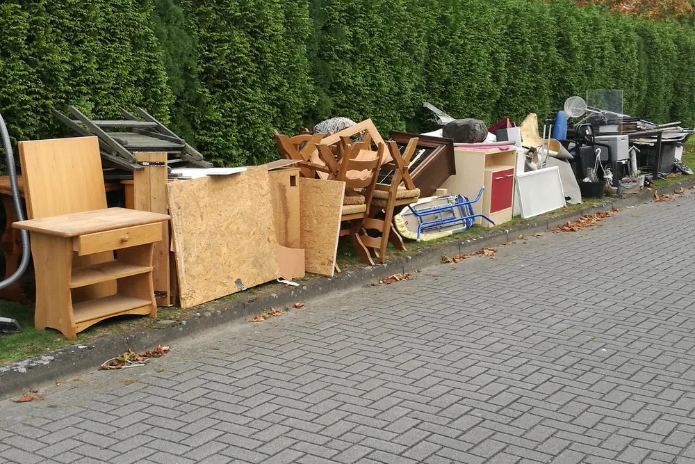 Selbst entrümpeln oder Profi beauftragen Eine Entscheidungshilfe