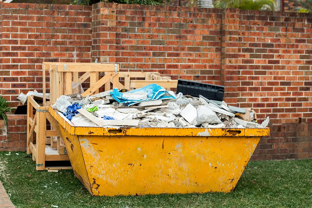 Müllcontainer mit Estrichabfall