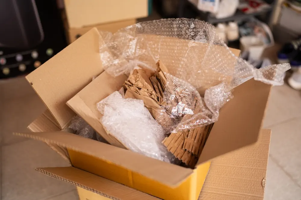 Faltschachtel-mit-Luftumhuellung-und-Kraftpapier
