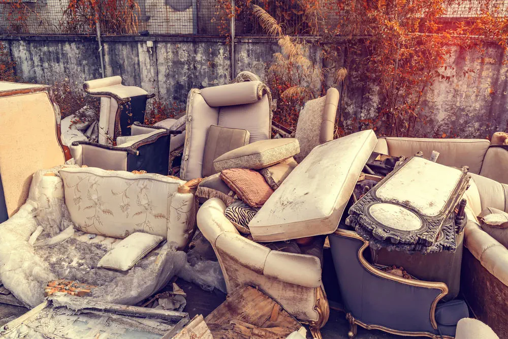 Alte Möbel richtig entsorgen Wohin mit Schränken, Sofas und Betten